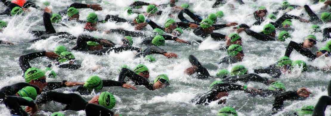 Schwimmer beim Ironman-Start auf dem Waldsee