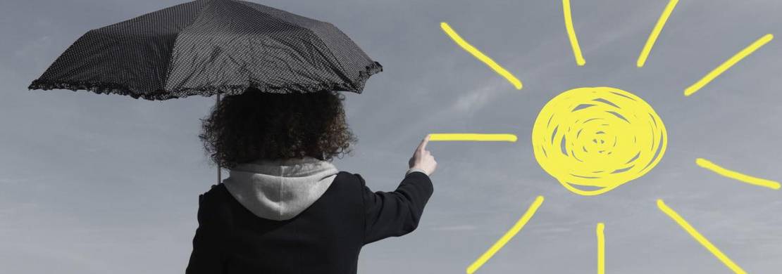 123rf82132449 xl frau mit regenschirm malt sonne in den himmel am meer