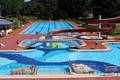 Blick auf Sprung-, Erlebnis- und 50-m-Schwimmerbecken und Rutsche im Freizeit- und Famlienbad Langen