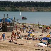 Blick auf das Holz-Kletterschiff am Strand vom Langener Waldsee