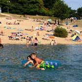 Jugendliche auf Luftmatratze im Wasser im Strandbad Langener Waldsee