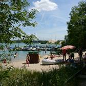 Waldsee mit Strand und Booten © Stadt Langen