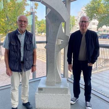 Dr. Harald Wender und Joachim Kolbe bei der Übergabe der Kunstwerke von Dieter Wender