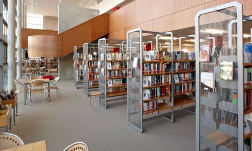 Bücherregale im Untergeschoss der Stadtbücherei Langen