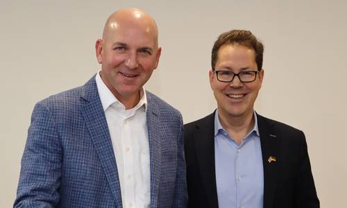 Jeff Hand, CEO der US-Muttergesellschaft ROSS Controls, trug sich ins Goldene Buch der Stadt Langen ein. (Foto: Schaible/Stadt Langen)
