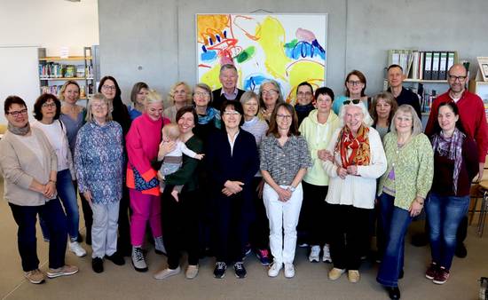Ein starkes Team: Die ehren- und hauptamtlich Beschäftigten der Stadtbücherei Langen mit Bücherei-Leiter Thomas Mertin © Foto: Stupp/Stadt Langen
