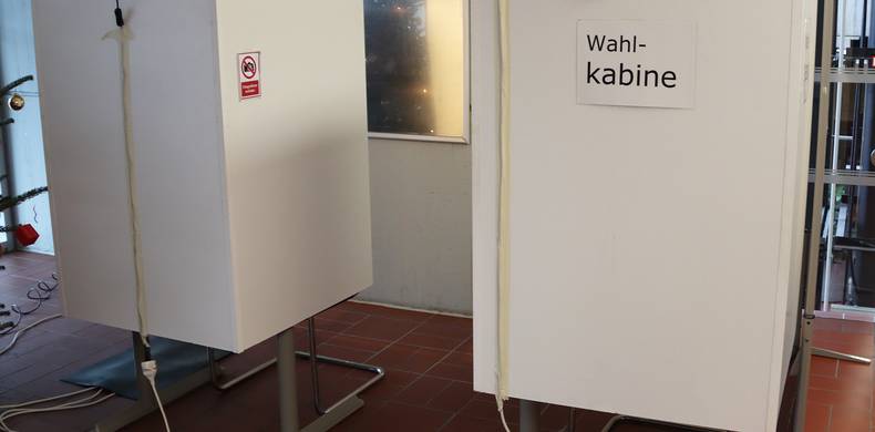 Wahlkabinen im Rathaus