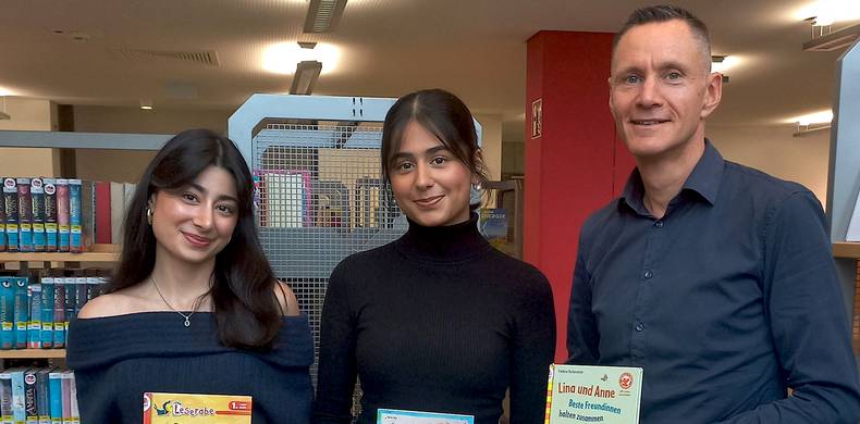 Thomas Mertin, Alice (links) und Nelly Hakim zum Leseclub in der Stadtbücherei