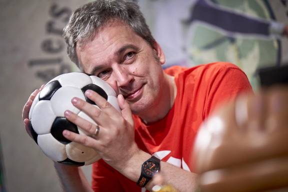 Pressefoto „Hat schon Gelb! Zeiglers wunderbare Welt des Fußballs – LIVE Fotocredit Ben Knabe WDR