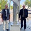 Dr. Harald Wender und Joachim Kolbe bei der Übergabe der Kunstwerke von Dieter Wender
