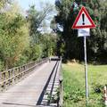 Renovierungsbedürftige Holzbrücke am Radschnellweg Langen