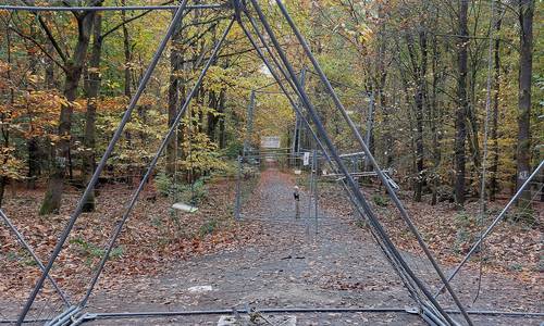 Barrikaden auf den Waldwegen stellen eine Gefahr für Waldbesucher dar. (Foto: Privat)